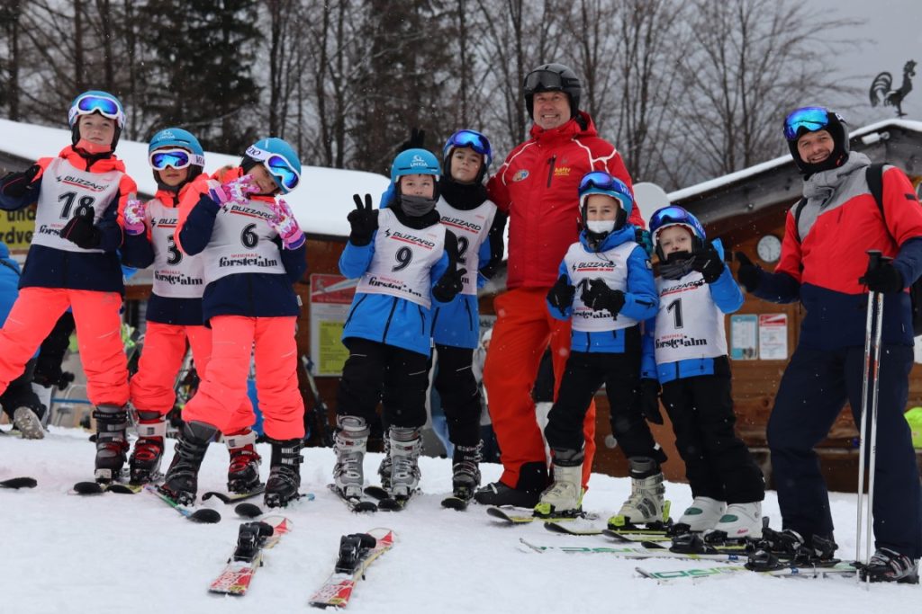 Діти вперше катаються на лижах