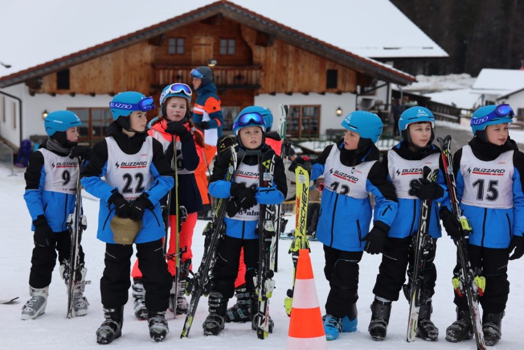Діти вперше катаються на лижах